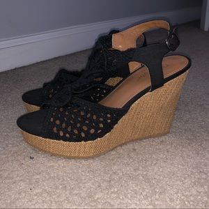 Black wedges